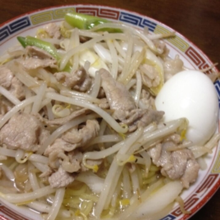 具たっぷり、もやしと豚肉のラーメン